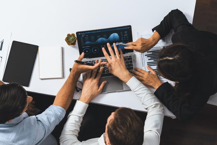 Scrum aplicado a marketing B2B · Compartamos Redes Equipo de analistas trabajando con datos financieros en laptop · Metodología Scrum · Compartamos Redes